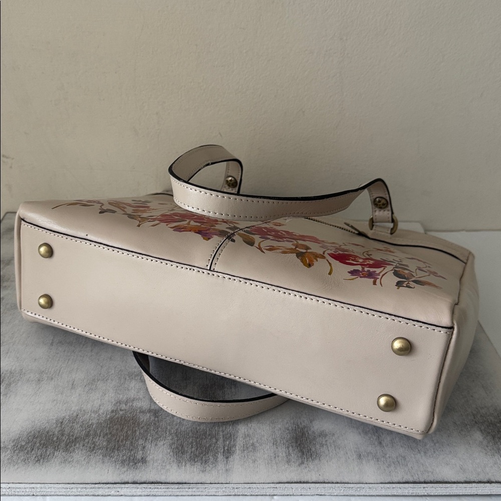 Patricia Nash Leather Handbag Poppy Tote
Aegean Blooms Spot Print Chalk White - Picture 13 of 15